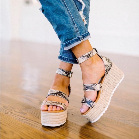 Shoes - Snakeskin espadrille flatform sandal size 6